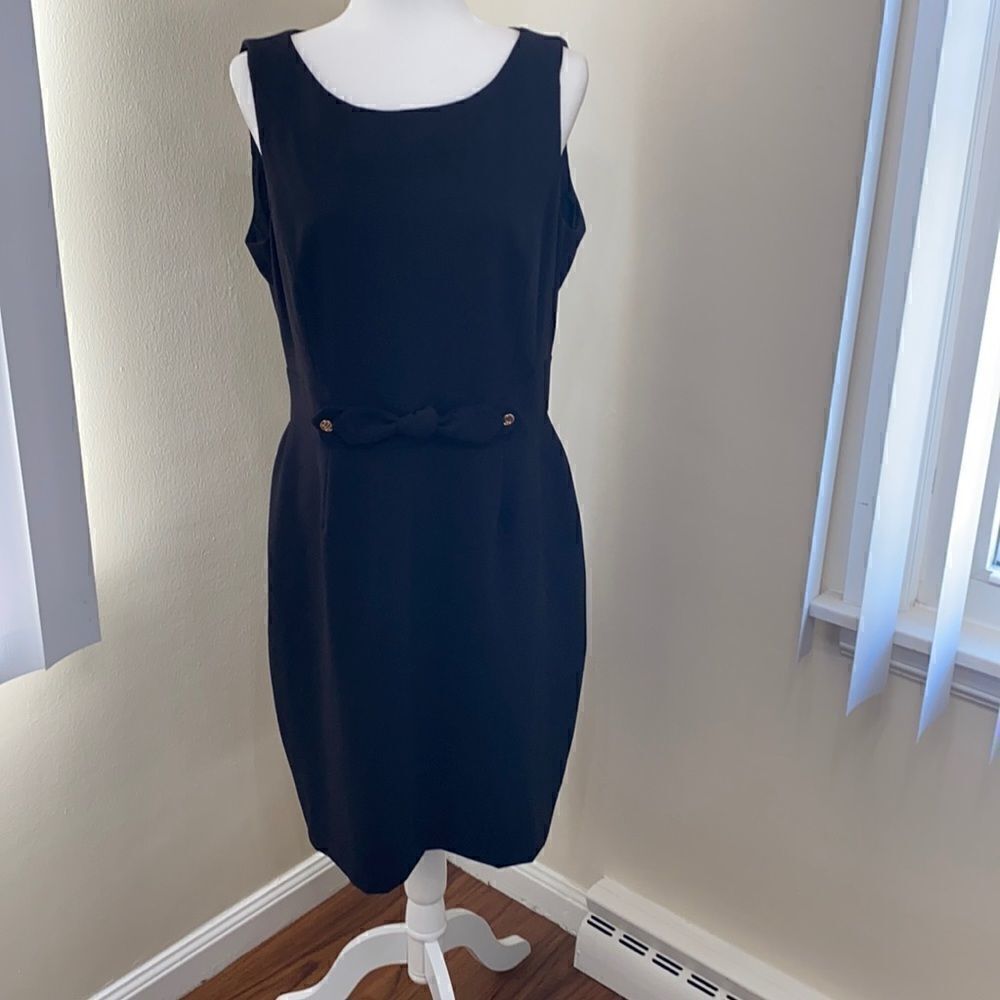 𝅺TAHARI Sleeveless Gold Button and Bow Shift Dress